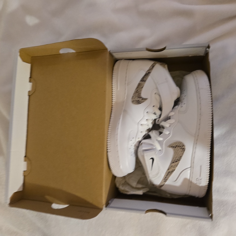 White Nike AIR FORCE 1